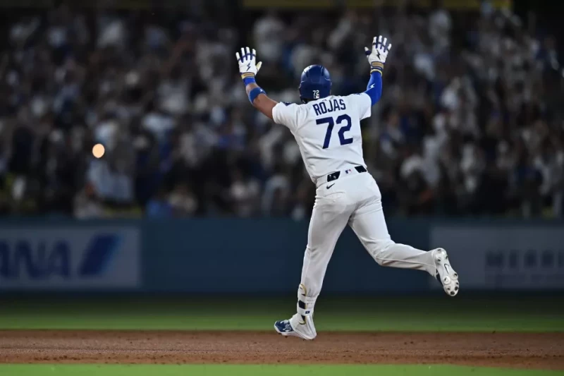 Miguel Rojas, de los Dodgers, celebra mientras corre las bases luego de dar jonrón contra los Rays, en la séptima entrada, el 15 de junio de 2026, en Los Ángeles.