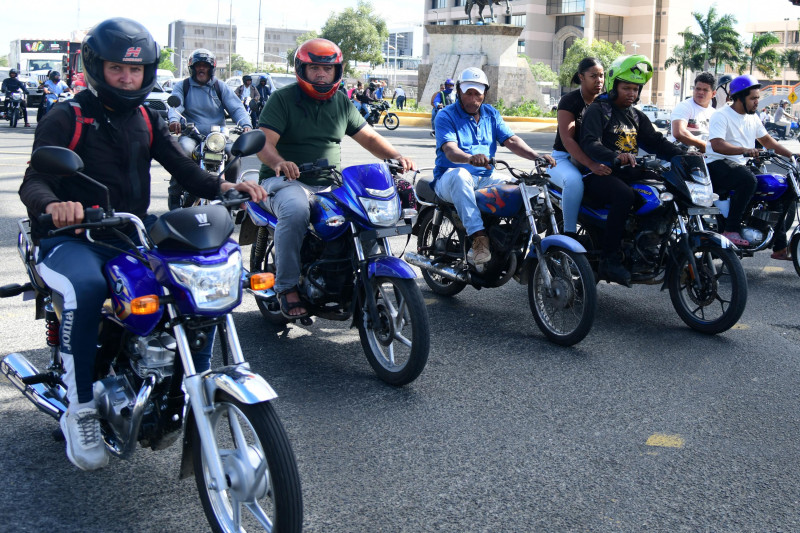 Motociclistas prefieren retirar los espejos retrovisores para movilizarse con mayor rapidez entre los vehículos.