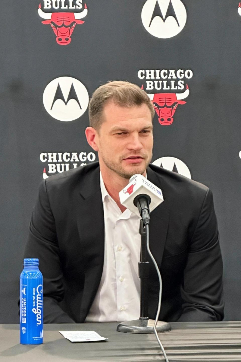 Tiago Splitter, nuevo entrenador de los Bulls de Chicago, se dirige a los periodistas durante su presentación.