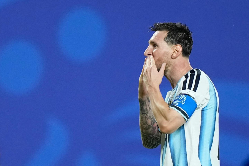 Lionel Messi celebra tras marcar uno de los tres goles que tuvo en el primer partido de Argentina en el Mundial ante Argelia.