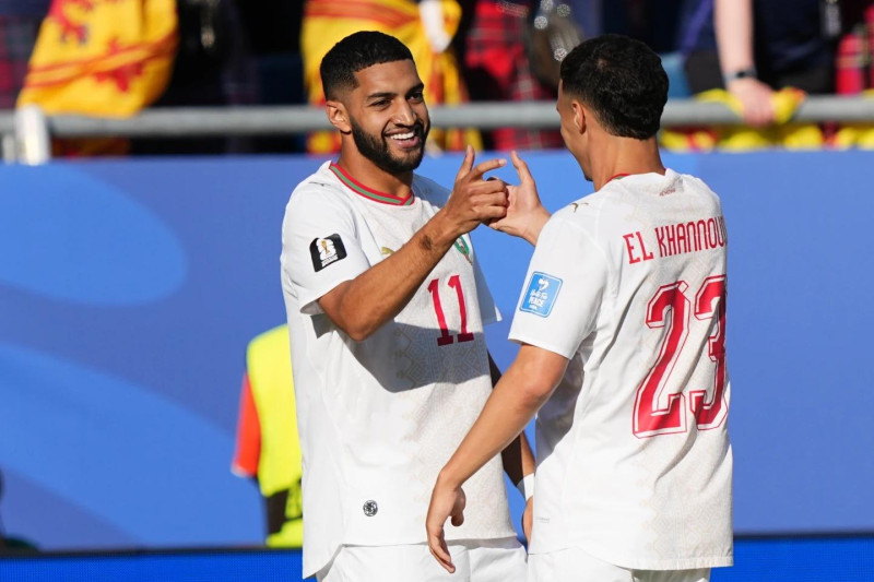 Ismael Saibari recibe felicitaciones luego de anotar el gol que le dio la victoria a Marruecos durante el partido del viernes.