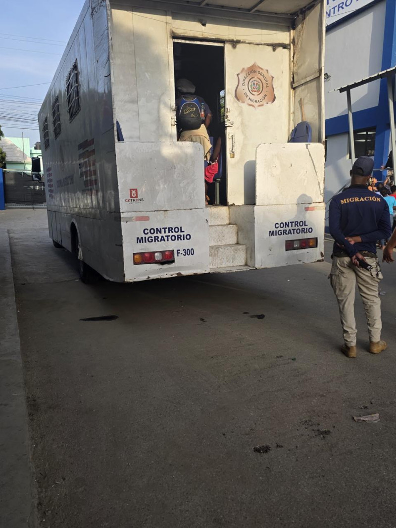 En este vehículo eran transportado los 22 haitianos, según Migración