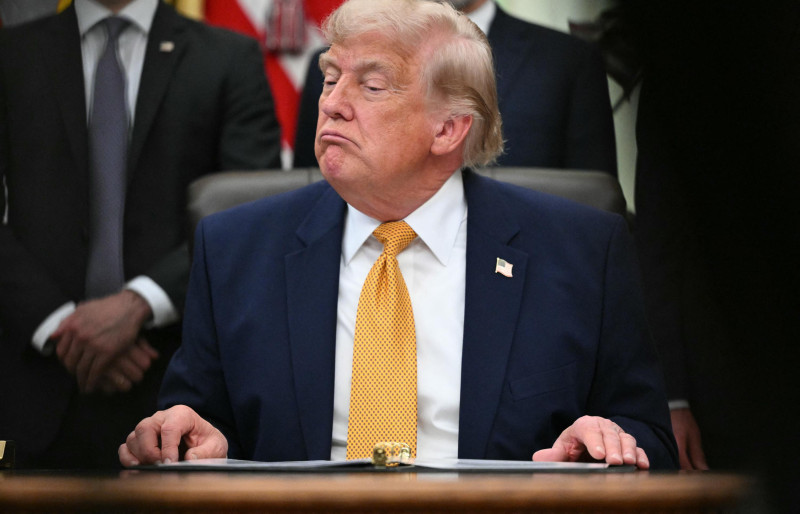 El presidente estadounidense Donald Trump observa tras firmar una orden ejecutiva en el Despacho Oval de la Casa Blanca en Washington.