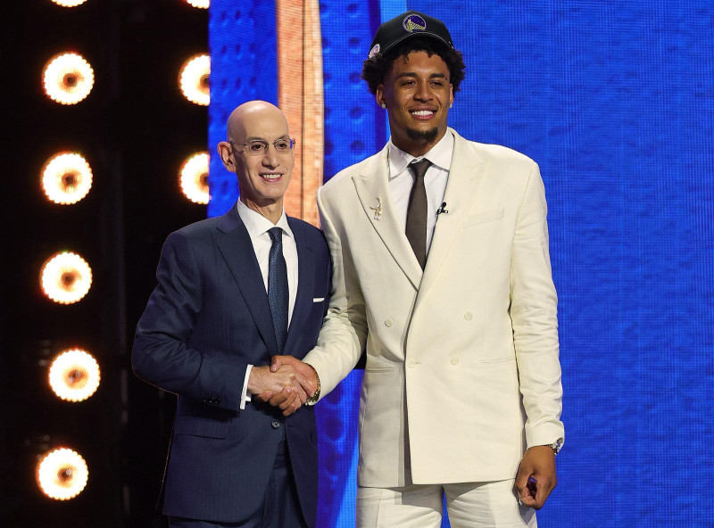 Yaxel Lenderborg saluda a Adam Silver, comisionado de la NBA, luego de ser seleccionado por Golden State en la primera ronda del draft.