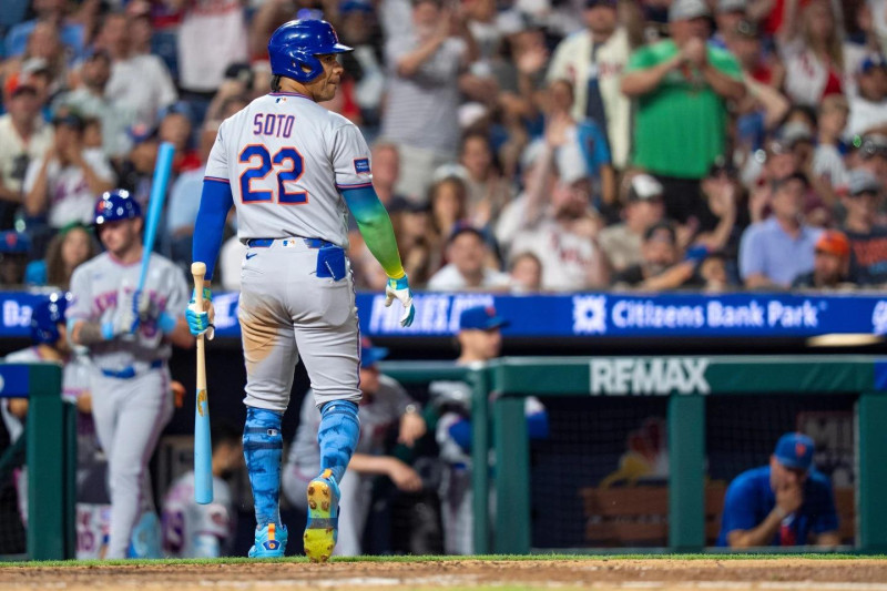 Juan Soto sale con dificultad tras sentir dolor en la espalda.