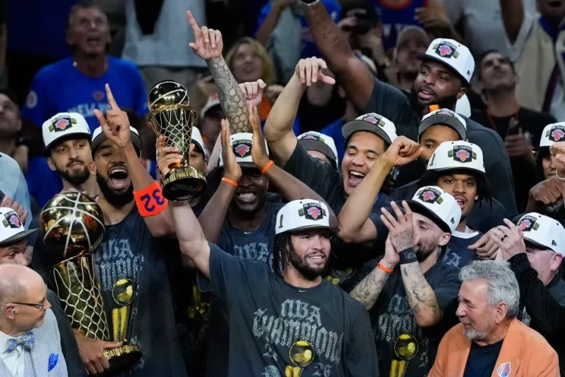 Jalen Brunson, escolta de los Knicks, con el trofeo de MVP de las Finales de la NBA tras la victoria sobre los Spurs, el 13 de junio de 2026, en San Antonio.