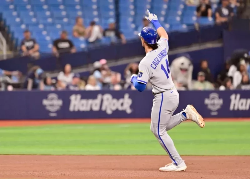 Jac Caglianone, de los Reales, recorre las bases tras conectar un jonrón de dos carreras contra los Rays, el 23 de junio de 2026, en St. Petersburg, Florida.