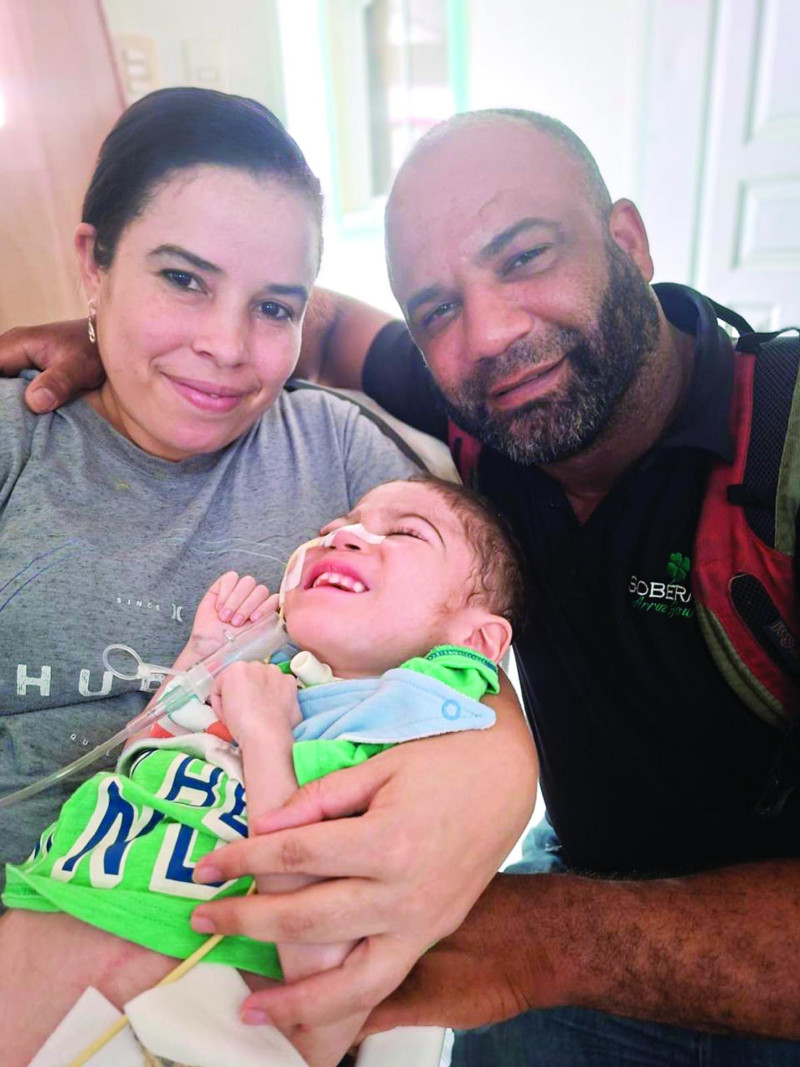 Doris Mejía y José Viloria, junto a su pequeño Nicolás uno de los trillizos.