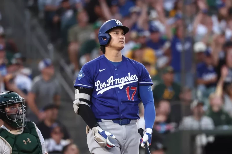 Shohei Ohtani, de los Dodgers, observa su jonrón de tres carreras fernte a los Atléticos en el partido de la MLB, el 29 de junio del 2026.