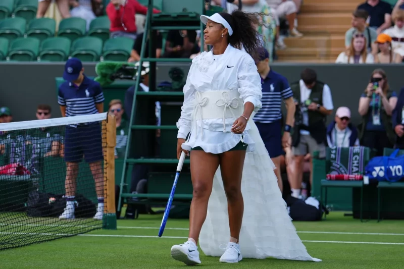 Naomi Osaka ingresa a la cancha para su partido frente a Anastasia Gasanova en la segunda ronda del Abierto de Wimbledon, el 1 de julio del 2026.