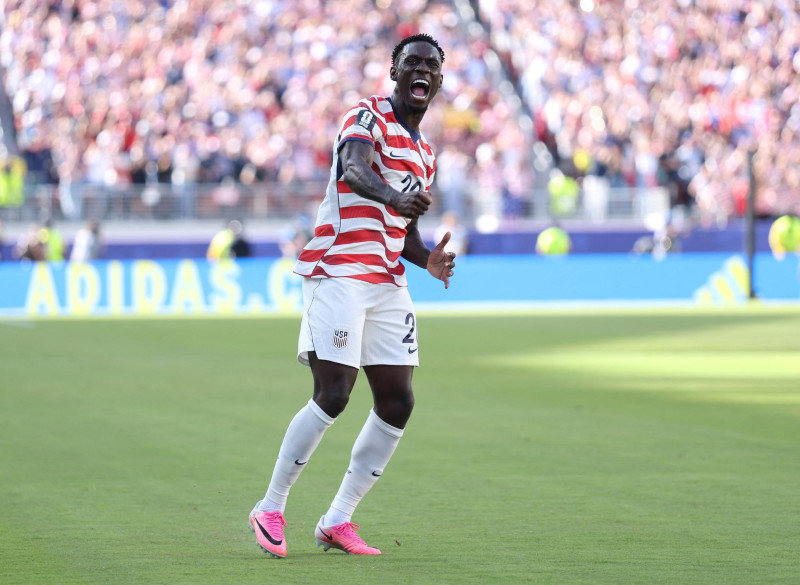 Folarin Balogun celebra tras anotar su gol