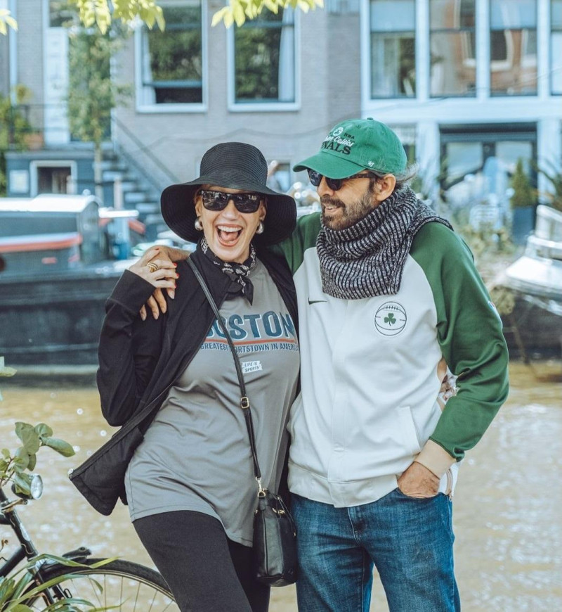 El afamado cantautor Juan Luis Guerra compartió en estos días con sus internautas unas cariñosas felicitaciones a su esposa Nora Vega.