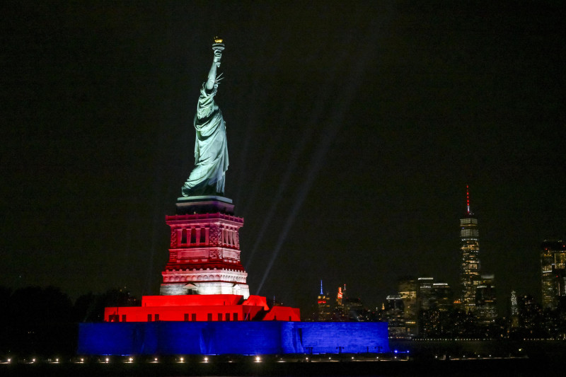 La Estatua de la Libertad está en el puerto de Nueva York y es una de las imágenes más icónicas de la ciudad.