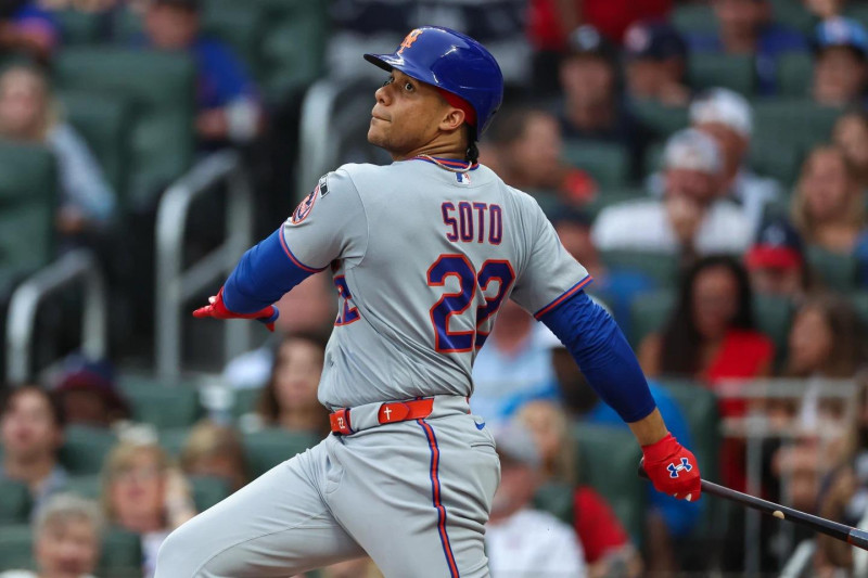 Juan Soto al momento de conectar su cuadrangular 18 de la temporada en el partido contra los Bravos.
