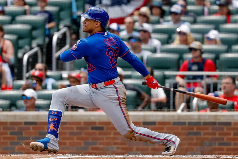 Juan Soto, de los Mets, al  momento de disparar su sencillo ganador en el noveno inning del partido contra los Bravos.