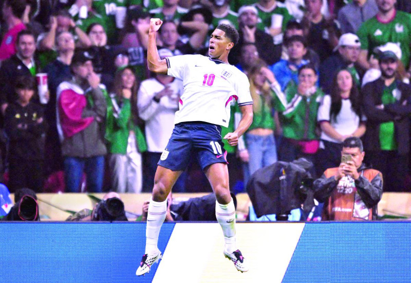 Jude Bellingham celebra uno de los goles que consiguió para Inglaterra en su victoria de ayer 3-2 sobre México en los octavos de final de la Copa Mundial de la FIFA.