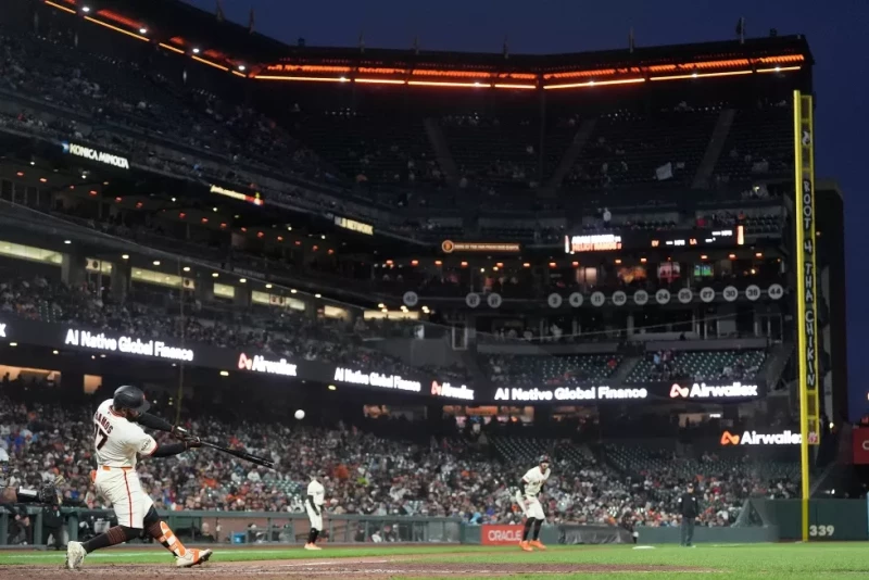 Heliot Ramos, de los Gigantes, batea un cuadrangular de dos carreras ante los Azulejos, el 6 de julio de 2026, en San Francisco.