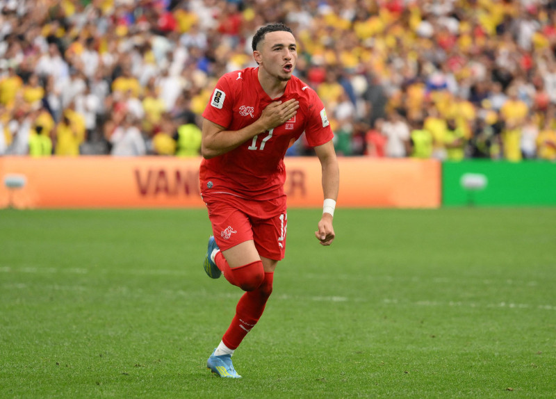 Rubén Vargas celebra tras marcar el gol de la victoria para Suiza.