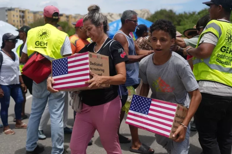 Personas afectadas por los terremotos llevan ayuda humanitaria enviad por EEUU, en La Guaira, Venezuela, el miércoles 8 de julio de 2026.