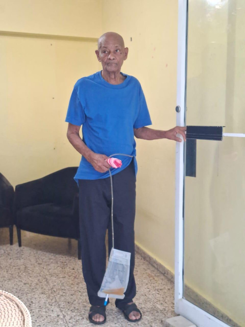 Epifanio Castro Del Carmen, de 93 años, en la puerta del Centro de Corrección y Rehabilitación de Monte Plata.
