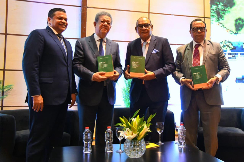 Rafael Tobías Crespo Pérez junto al expresidente Leonel Fernández, el periodista Miguel Franjul y el director de la Biblioteca Nacional, Rafael Peralta.