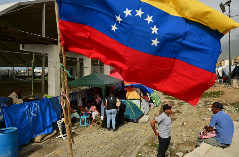 Las personas desplazadas tras los dos terremotos del 24 de junio permanecen en un refugio temporal en Playa Grande, Catia la Mar, estado de La Guaira, Venezuela, el 10 de julio de 2026