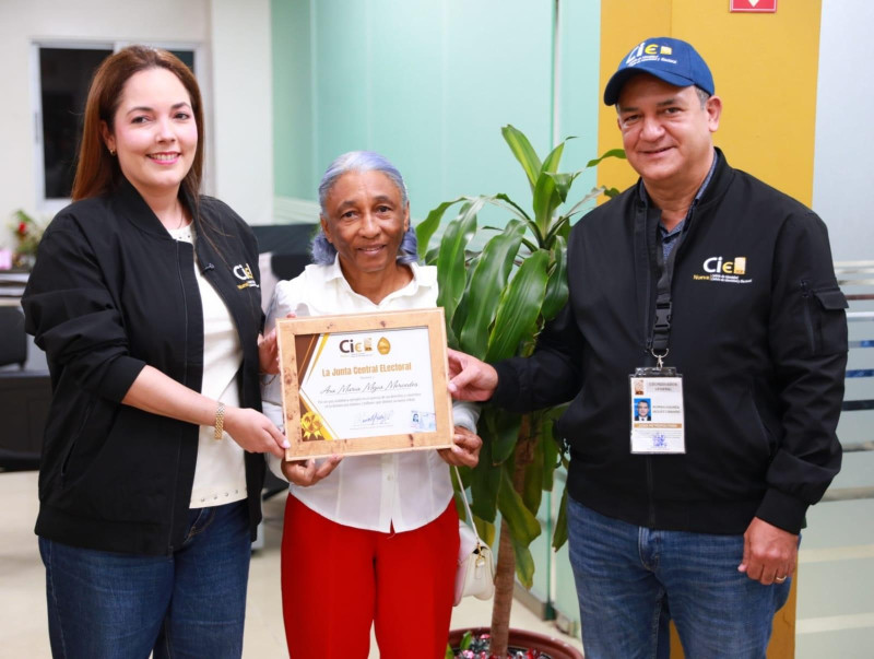 Ana María Mejía Mercedes de Cedeño (centro), la dominicana que alcanzó el número dos millones de la nueva cedula entregadas por la JCE.