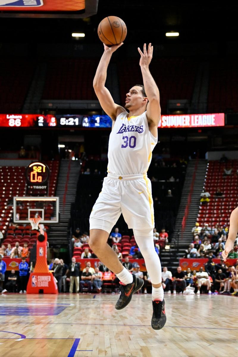 Chris Mañón, de los Lakers, se eleva en busca de un canasto en el partido frente a los Clippers en la Liga de Verano de la NBA, el 14 de julio de 2026 en Las Vegas.