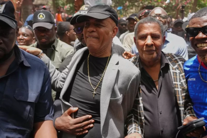 El expresidente de Haití Michel Martelly, al centro, rodeado de simpatizantes que le dieron la bienvenida, 15 de julio de 2026 en Puerto Príncipe