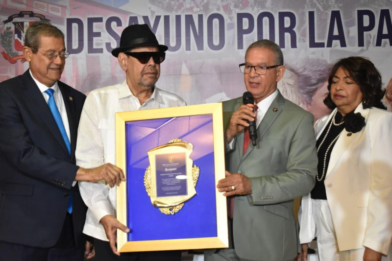 Los directivos del Instituto Duartiano, Wilson Gómez Ramírez, Jacinto Pichardo y Rafaela Mesa entregan un reconocimiento a Fernando Villalona.