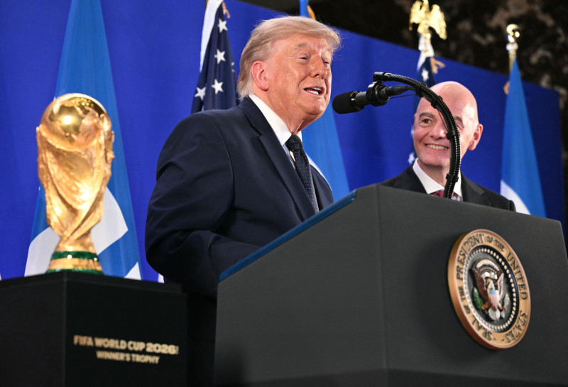 El presidente de la FIFA, Gianni Infantino (derecha), escucha al presidente de Estados Unidos, Donald Trump, durante una recepción de la FIFA en la Torre Trump de Nueva York.