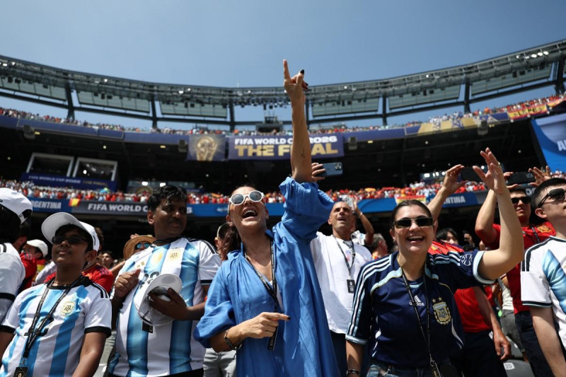 Aficionados argentinos vitorean antes de la final del Mundial de Fútbol de 2026 entre España y Argentina en el estadio New York/New Jersey en East Rutherford el 19 de julio de 2026.
