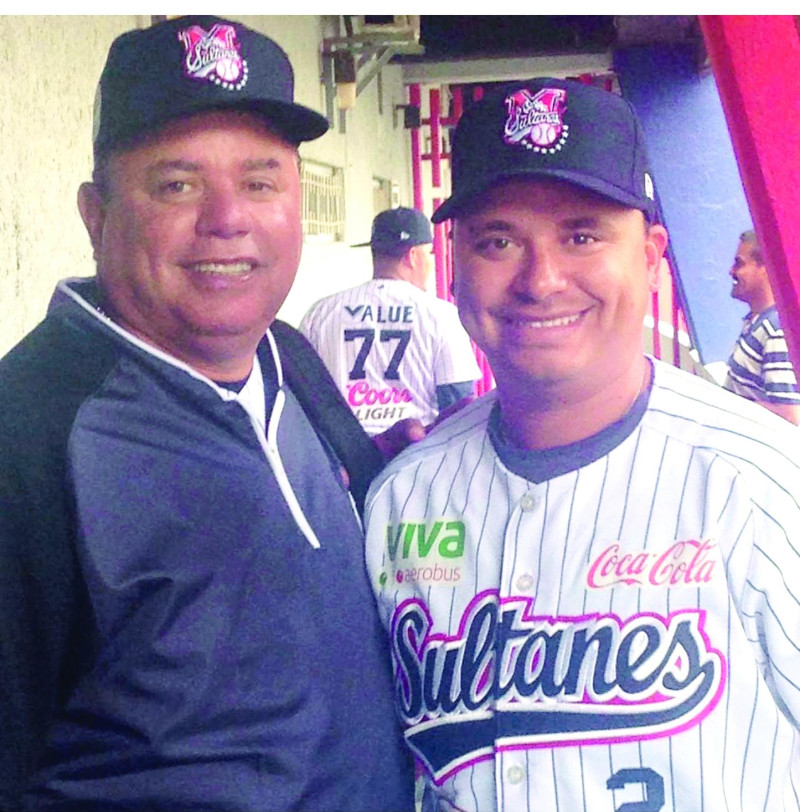 Félix Fermín Padre y su hijo Félix Fermín Jr. durante uno de los tantos partidos en que han laborado junto en México.