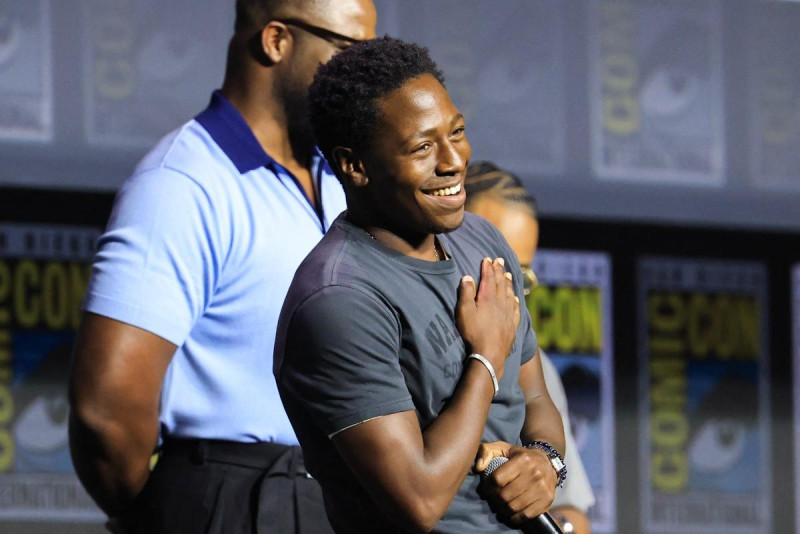 David Jonsson habla en el escenario durante la presentación de Marvel Studios en el Hall H de la Comic-Con International