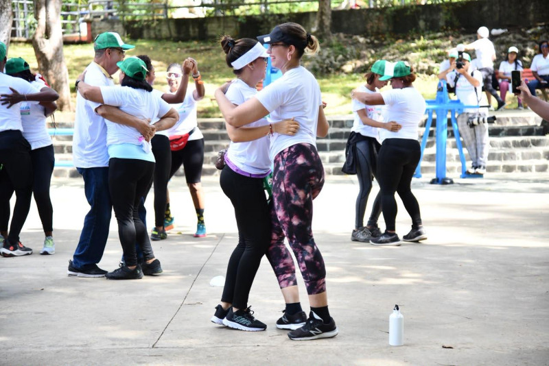 La caminata no fue la unica actividad que se realizo, las parejas tuvieron la oportunidad de practica zumba y bailes