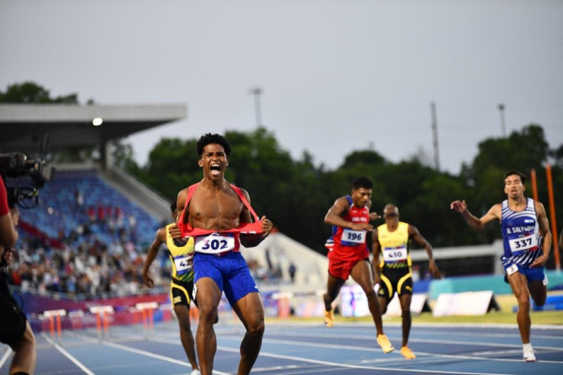 Yeral Núñez rompe el uniforme por la emoción de ganar la medalla de oro frente a su gente.