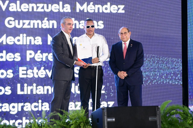 Mescyt entrega 1,500 becas internacionales