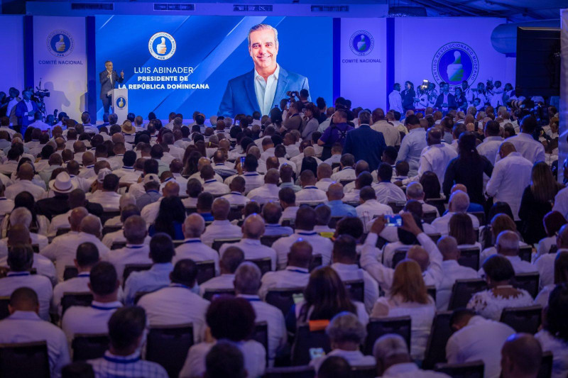 Los miembros del partido oficialista votarán a favor de una plancha única que será encabezada por el presidente Luis Abinader, quien aceptó la propuesta de asumir la presidencia del PRM. /