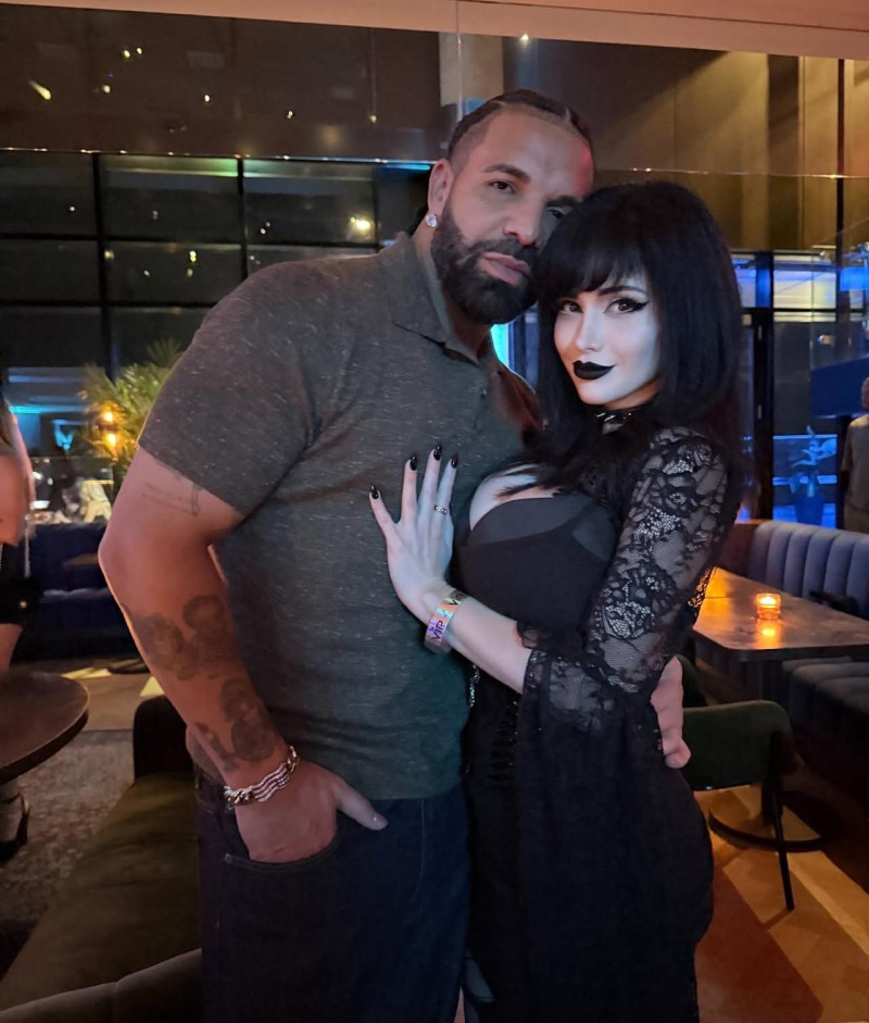 El rapero canadiense Drake junto a la influencer gótica Pinkchyu.