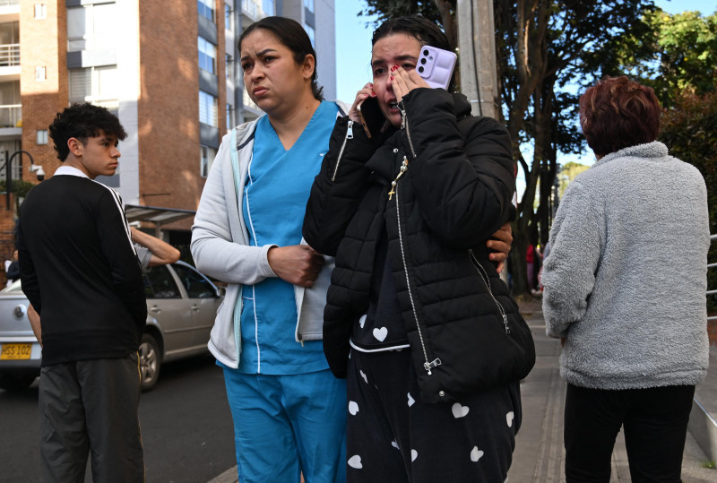 La gente reacciona mientras evacúa tras un terremoto en Bogotá el 10 de agosto de 2026.
Un fuerte terremoto sacudió Colombia el 10 de agosto y se sintió con fuerza en las principales ciudades como Bogotá y Cali, e incluso en Quito y Panamá, según el Servicio Geológico de Colombia y como confirmaron reporteros de AFP.
