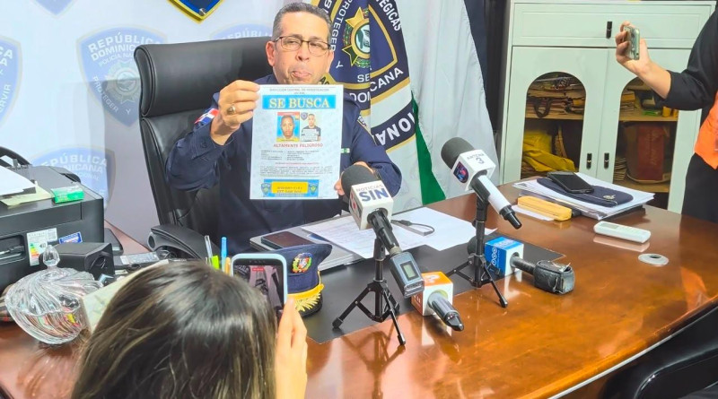 Diego Pesqueira, vocero de la Policía Nacional, sostiene una ficha que pide a Manuel Armando Silfa Montero, autor del incidente en La Cuaba, entregarse a las autoridades.