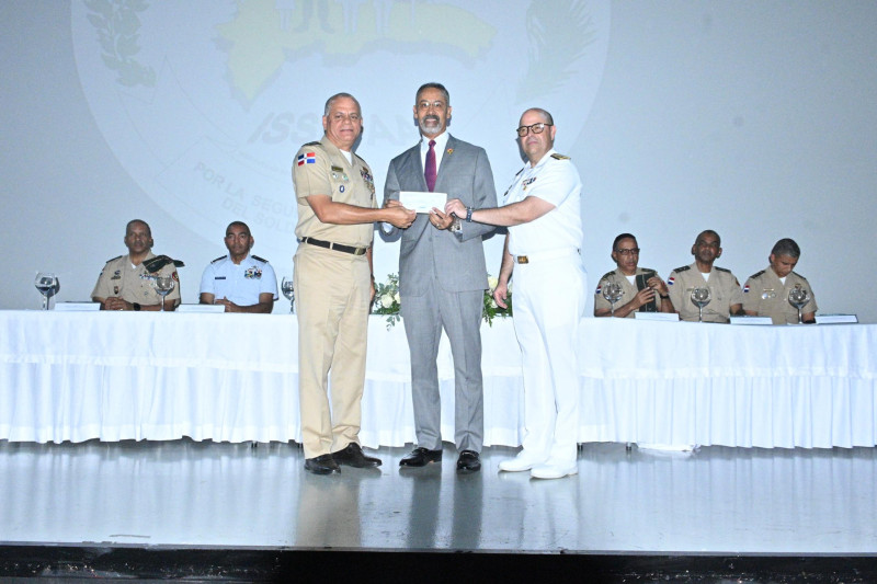 El ministro de Defensa, teniente general Carlos Antonio Fernández Onofre, encabezó la entrega de los beneficios.