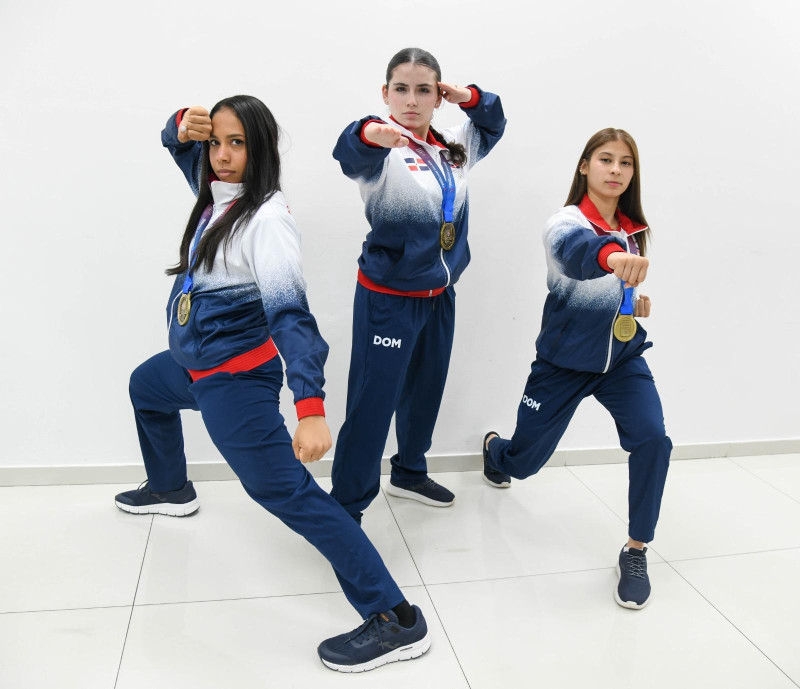 Las campeonas centroamericanas Perla Peralta, Belén Guzmán y Carla Espejo realizan uno de los movimientos de su kata con la que ganaron medalla de oro.