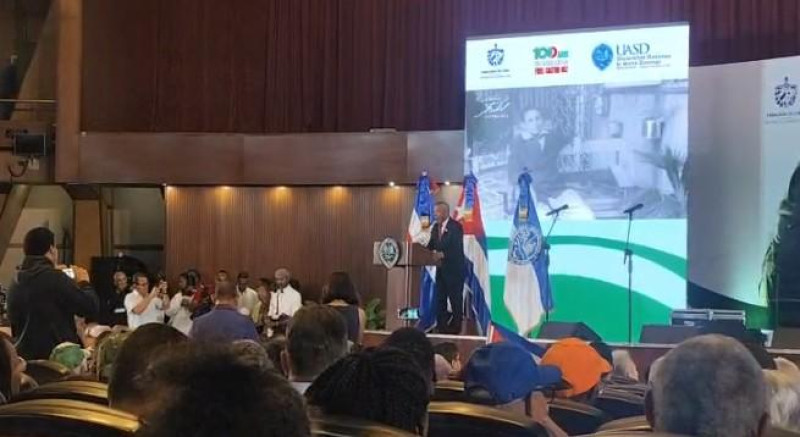 Embajador de Cuba en República Dominicana, Ángel Arzuaga Reyes, durante conmemoración del nacimiento de Fidel Castro en la UASD.