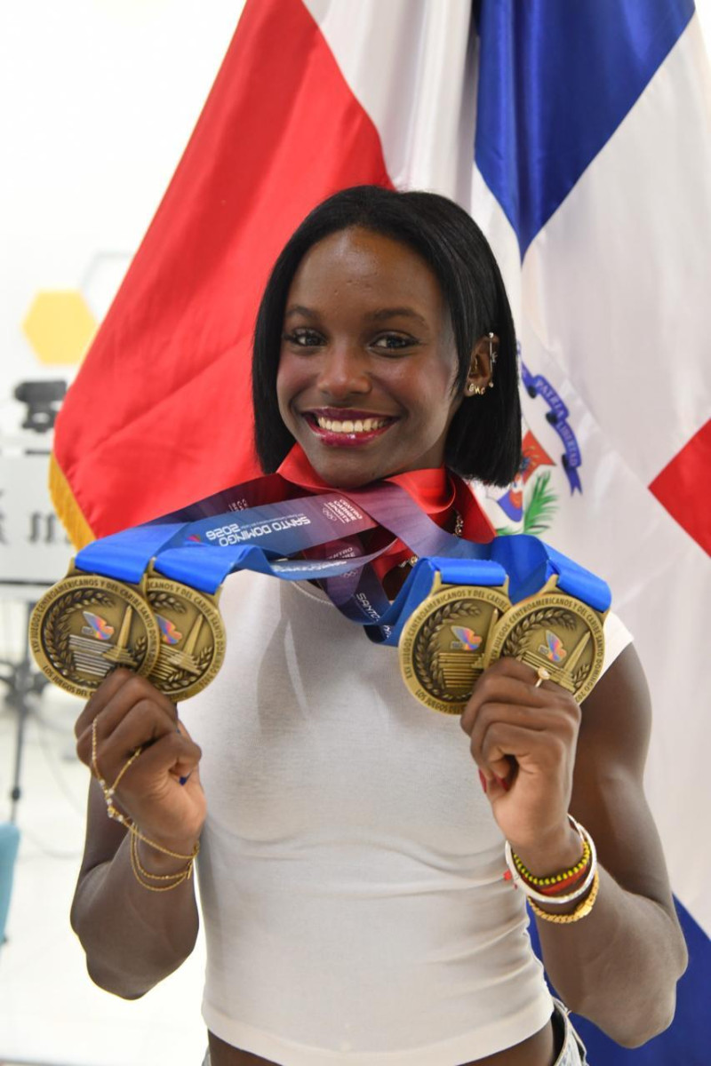 Liranyi Alonso posa con sus 4 medallas de oro en una visita al Listín Diario.