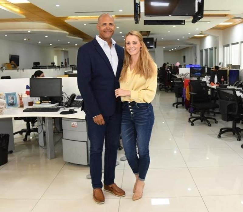 Félix Sánchez y María Dimitrova posan en el centro de la redacción de Listin Diario