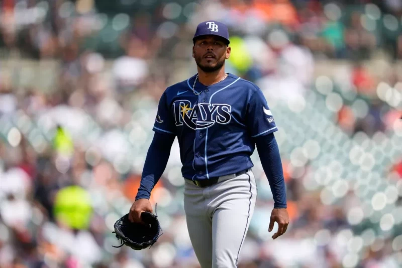 Freddy Peralta, de los Rays de Tampa Bay, sale del box tras el tercer inning contra los Tigres de Detroit, el miércoles 26 de agosto de 2026, en Detroit.