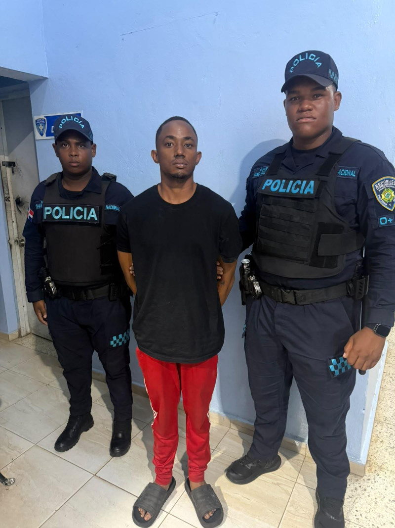 Edgar Argenis Ramírez Álvarez (Gafita), de 31 años, quien, tras su entrega, fue trasladado a la estación policial del sector Naco.