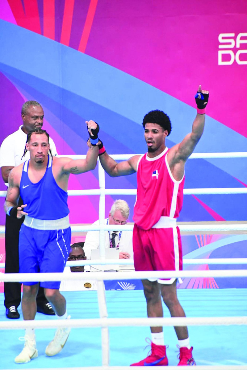 Boxeador dominicano Noel Pacheco con su medalla
