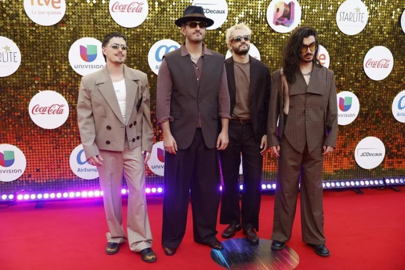 La banda Morat a su llegada a la alfombra roja de la gala de los Premios Juventud.